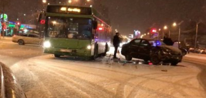 В Петербурге девушка на седане врезалась в автобус