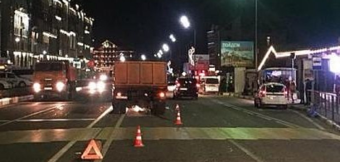 В Сочи самосвал сбил женщину с ребенком