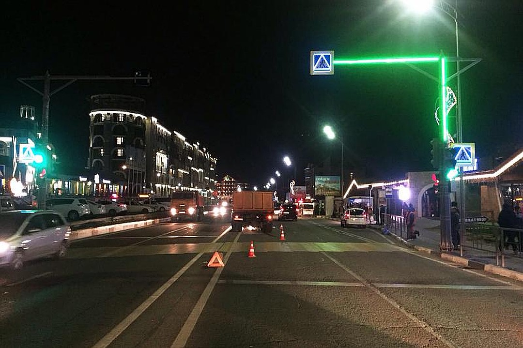 В Сочи самосвал сбил женщину с ребенком