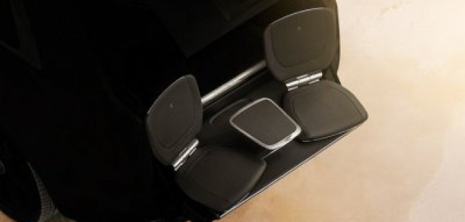 Для первого кроссовера Rolls-Royce придумали кресла, выдвигаемые наружу
