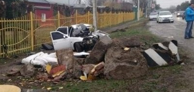 В Армавире «Лада» снесла памятник