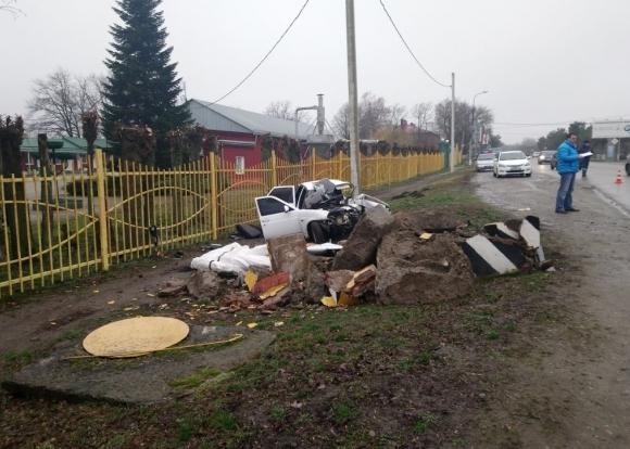 В Армавире «Лада» снесла памятник (1)