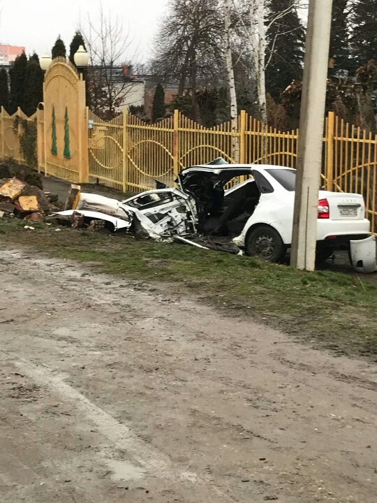 В Армавире «Лада» снесла памятник (2)