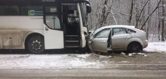 Два человека погибли в ДТП с автобусом под Горячим Ключом
