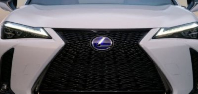 Видео нового кроссовера Lexus UX выложили в Сеть