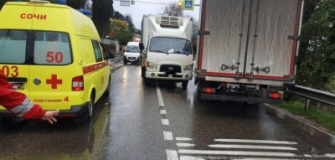 В Сочи грузовик сбил 12-летнюю девочку на переходе