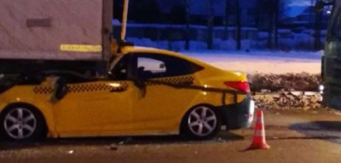 Два человека пострадали в ДТП с фурой и такси в Москве