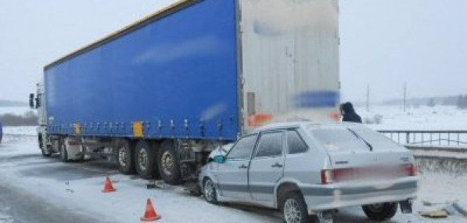 Молодой водитель ВАЗа погиб в ДТП с грузовиком в Удмуртии