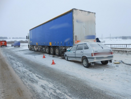 Молодой водитель ВАЗа погиб в ДТП с грузовиком в Удмуртии (1)