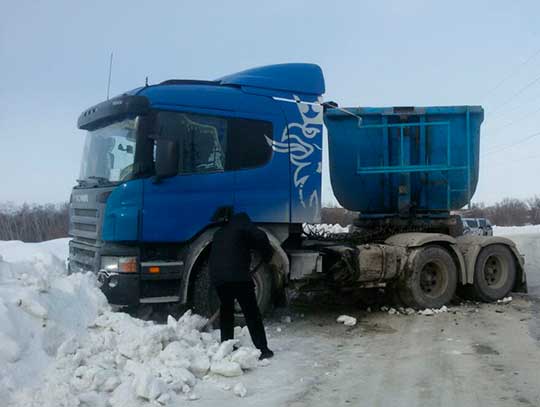 В Вольске в ДТП с грузовиком пострадал водитель легковушки (2)