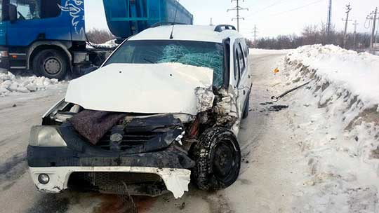 В Вольске в ДТП с грузовиком пострадал водитель легковушки (1)