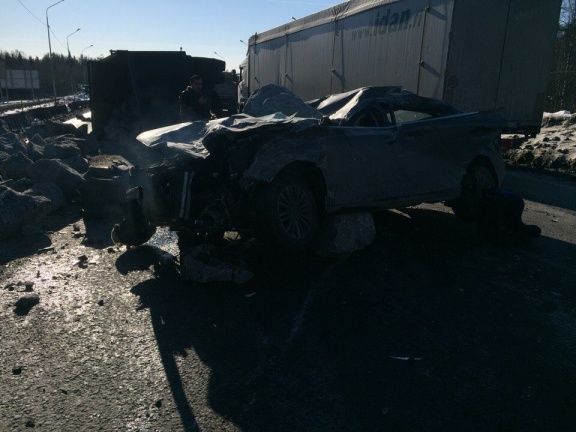 На «Скандинавии» грузовик завалил иномарку камнями – тяжело пострадал 2-летний ребенок (1)