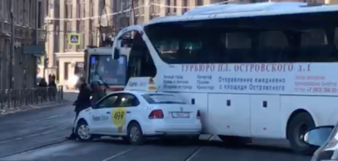 В Петербурге произошло ДТП с такси и туристическим автобусом на мосту