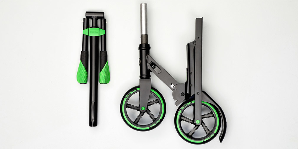 Skoda будет комплектовать свои автомобили самокатами - для тех, кто не смог найти парковку Skoda самокат