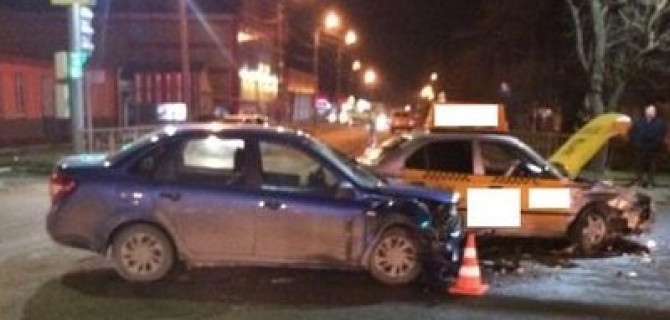 Двое взрослых и младенец пострадали в ДТП с такси на Ставрополье