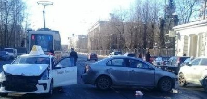 В массовом ДТП в Петербурге пострадала женщина