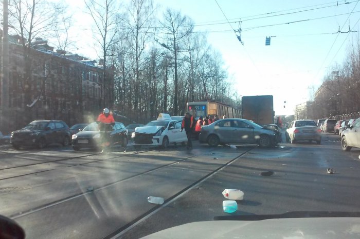 В массовом ДТП в Петербурге пострадала женщина (2)