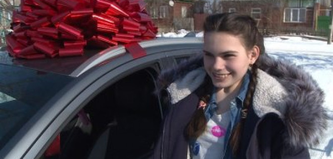 Сборная России по футболу подарила 13-летней девочке автомобиль Lada Vesta Cross