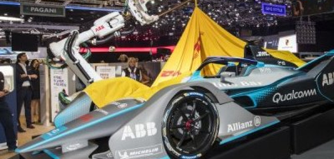 Девушек-моделей на Женевском автосалоне заменили промышленные роботы