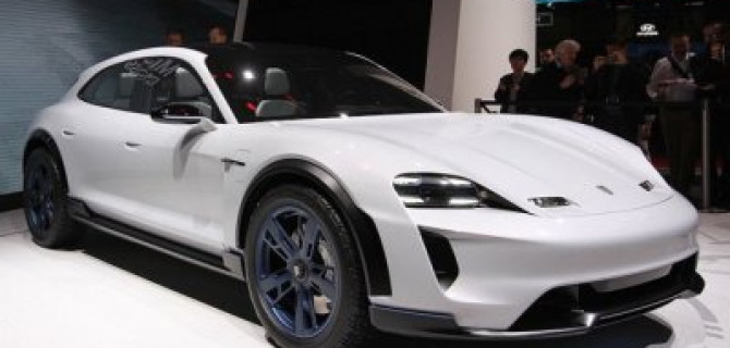 Porsche показала в Женеве версию нового серийного электрического кроссовера