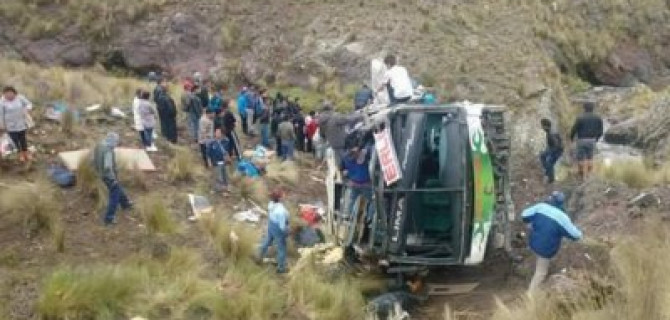 В Перу автобус с пассажирами упал с 120 метров в обрыв, 10 погибших