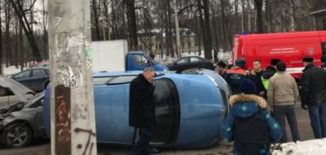 В массовом ДТП в Петербурге пострадал человек