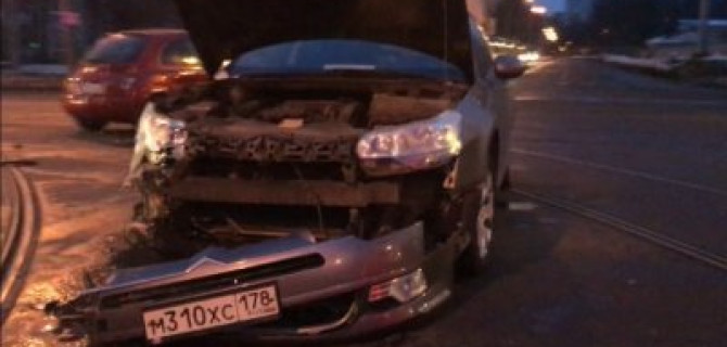 В Санкт-Петербурге две иномарки не уступили друг другу дорогу и устроили ДТП