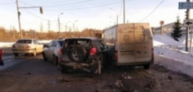 Четыре автомобиля попали в ДТП в Ярославле