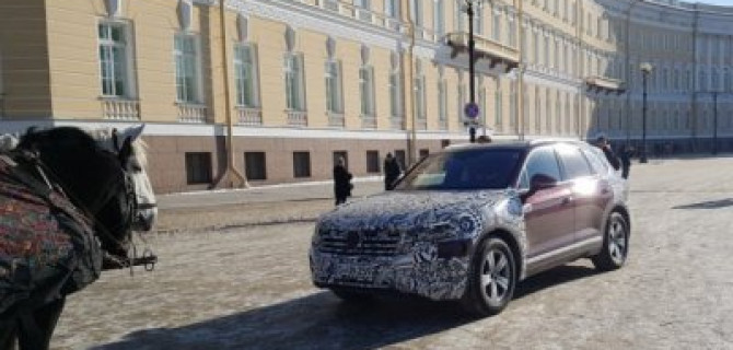 Раскрыта причина появления Volkswagen Touareg в камуфляже на дорогах Москвы и Санкт-Петербурга