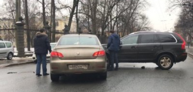 В Петербурге взаимная невежливость обернулась столкновением автомобилей