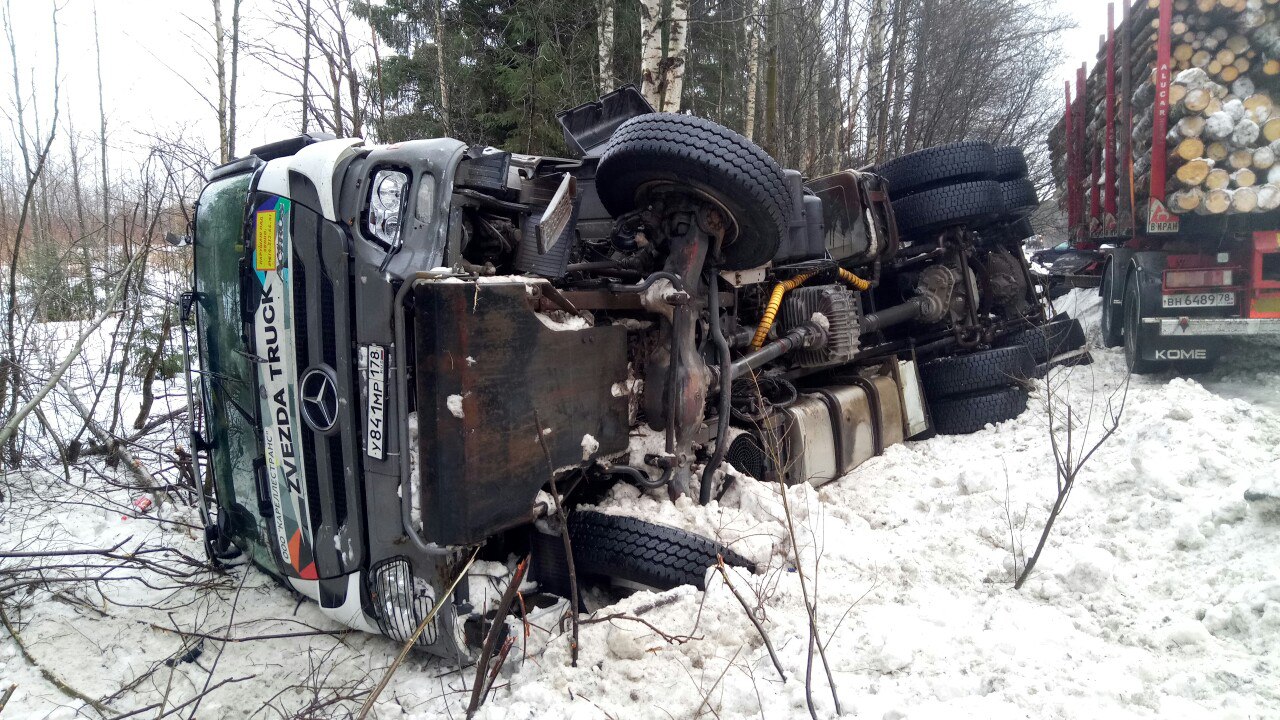 В ДТП с лесовозом пострадал человек (2)
