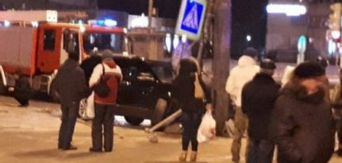 В Петербурге машина придавила женщину к столбу