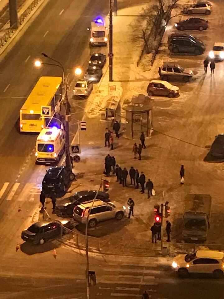 В Петербурге машина придавила женщину к столбу (3)