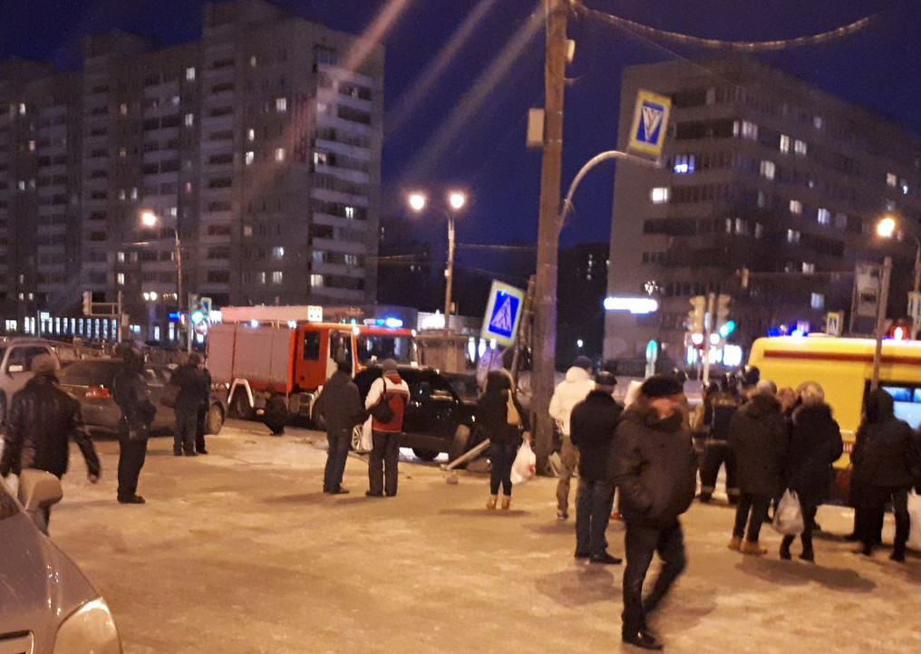 В Петербурге машина придавила женщину к столбу (1)