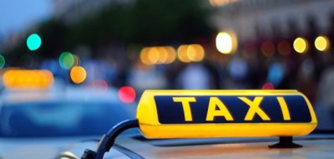 В Москве такси сбило женщину