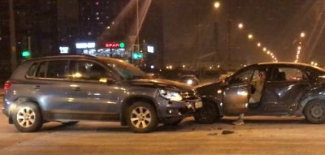 Два "Фольксвагена" столкнулись в Санкт-Петербурге на перекрестке