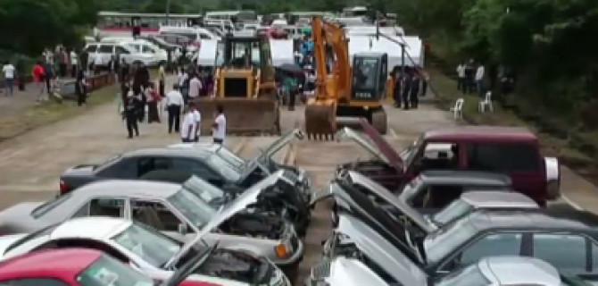 На Филиппинах люксовые авто давят экскаваторами