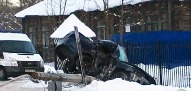 В Ломоносове машина врезалась в столб – погибла девушка