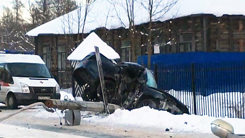 В Ломоносове машина врезалась в столб – погибла девушка