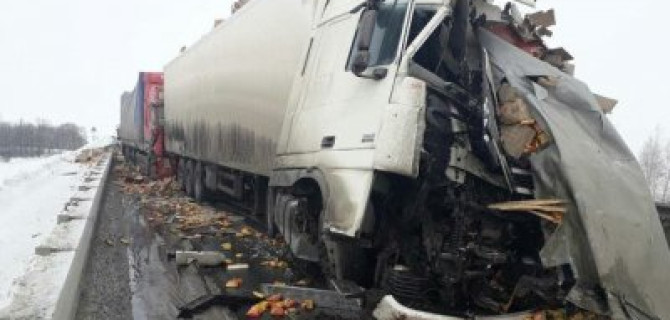 Под Сызранью оторвавшийся от фуры прицеп спровоцировал смертельное ДТП