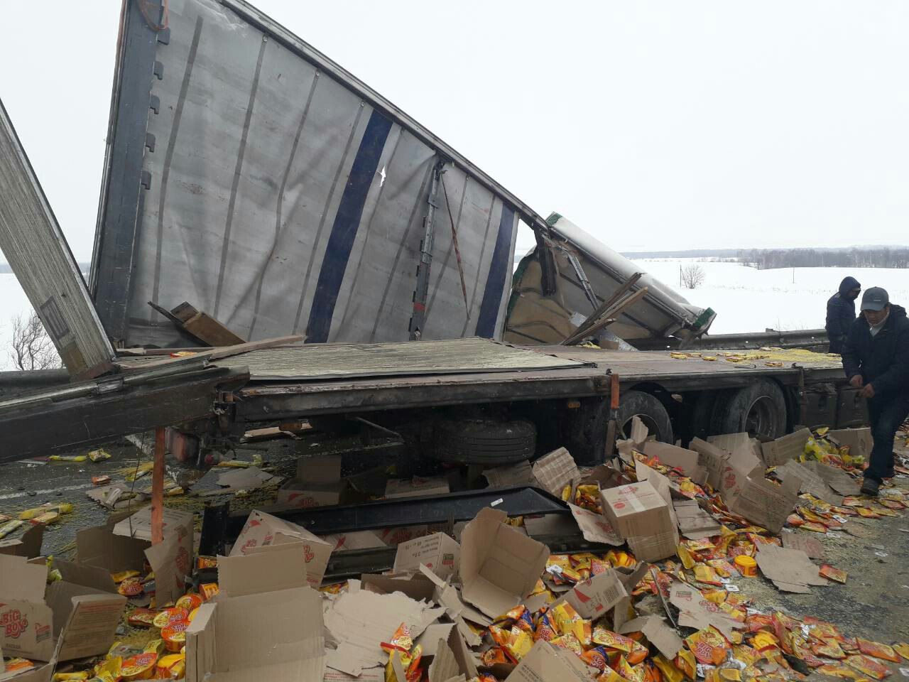 Под Сызранью оторвавшийся от фуры прицеп спровоцировал смертельное ДТП (3)