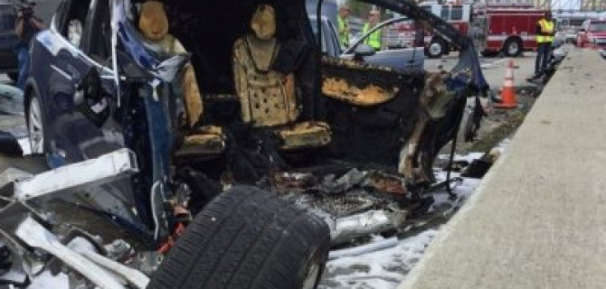 В США после смертельной аварии с Tesla засомневались в безопасности аккумуляторов для электромобилей