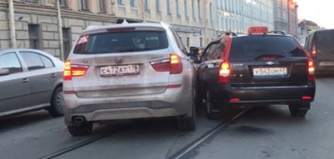 В Санкт-Петербурге водитель такси попал в ДТП из-за неудачного разворота