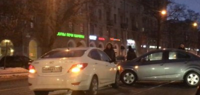 ДТП в Санкт-Петербурге на проспекте Энгельса: неудачный выезд с парковки гипермаркета