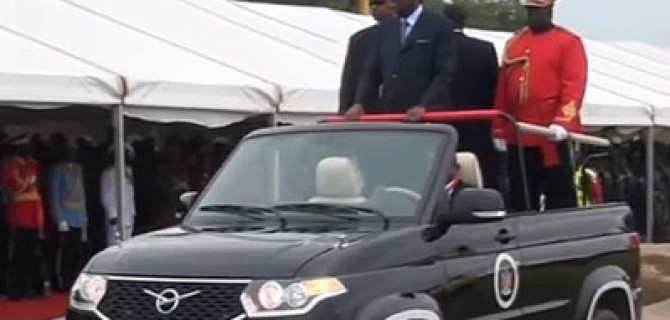 Президент Намибии выехал на парад на кабриолете УАЗ