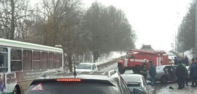 В Туле иномарка врезалась в автобус
