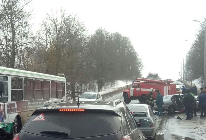 В Туле иномарка врезалась в автобус