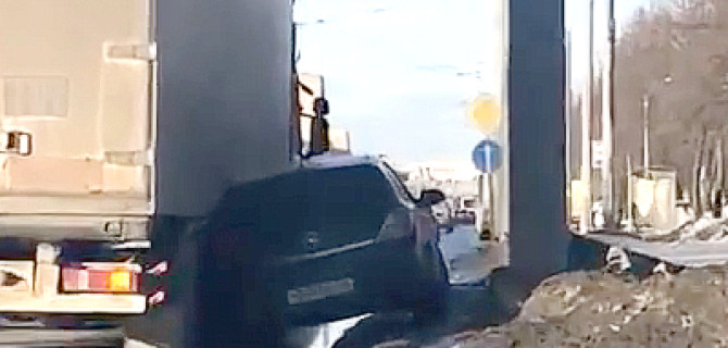 В Петербурге грузовая фура прижала Opel, не заметив попытки обгона