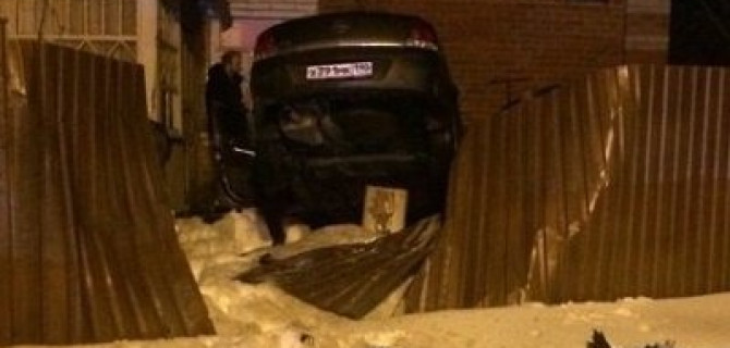 Автомобиль врезался в жилой дом в Подмосковье