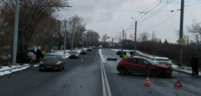 Женщина и ребенок пострадали в массовом ДТП в Челябинске